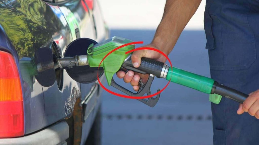 Trucco della benzina, l’erogazione è continua anche se non premi il pulsante: ti cambierà la vita