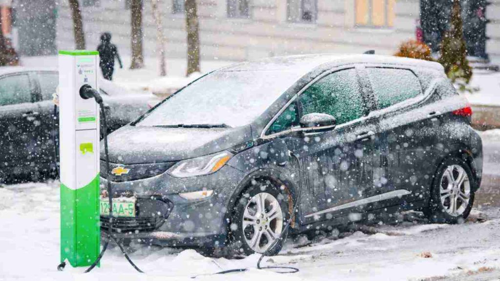 Batterie, con questo clima se hai un elettrica fai questo: ti salva l’auto