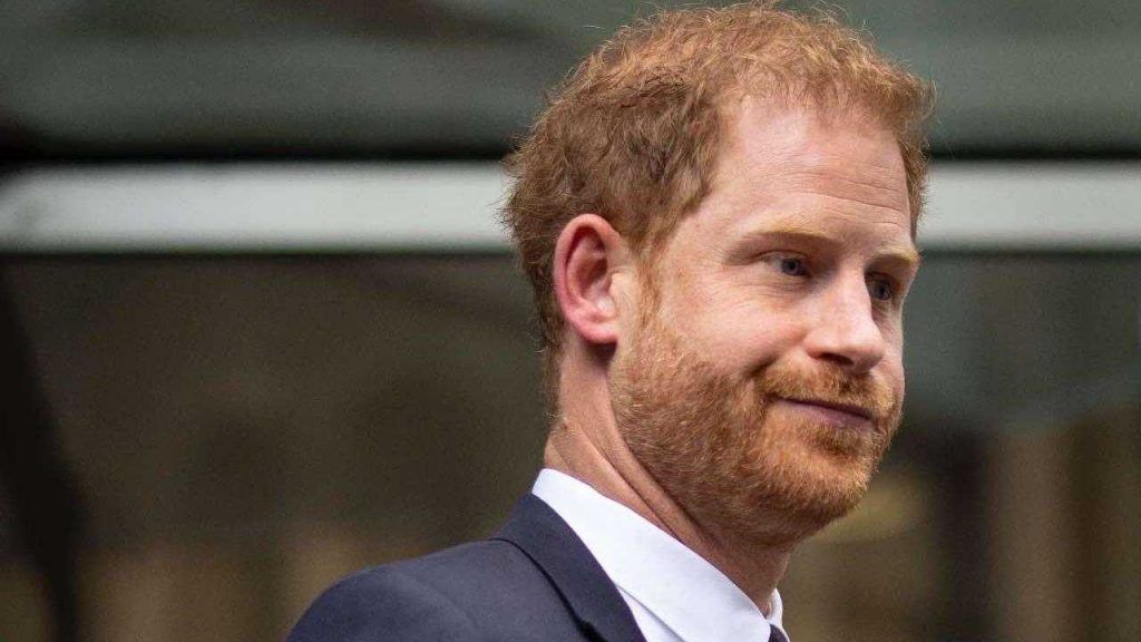 Principe Harry, arriva dal nulla la nuova fiamma: giovanissima e paga tutto lui