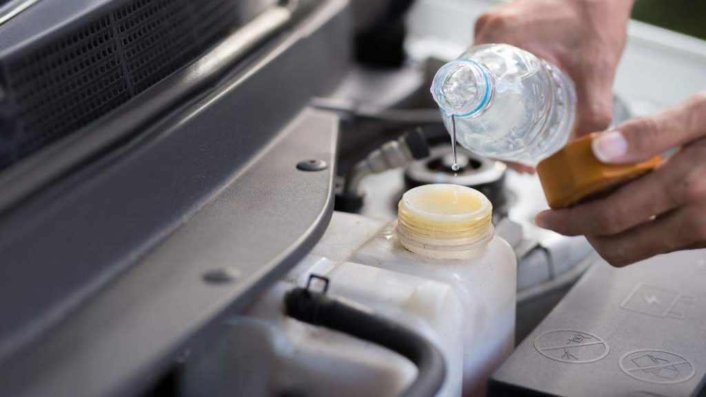 Manutenzione radiatore, va bene l’acqua del rubinetto? La risposta non è così scontata