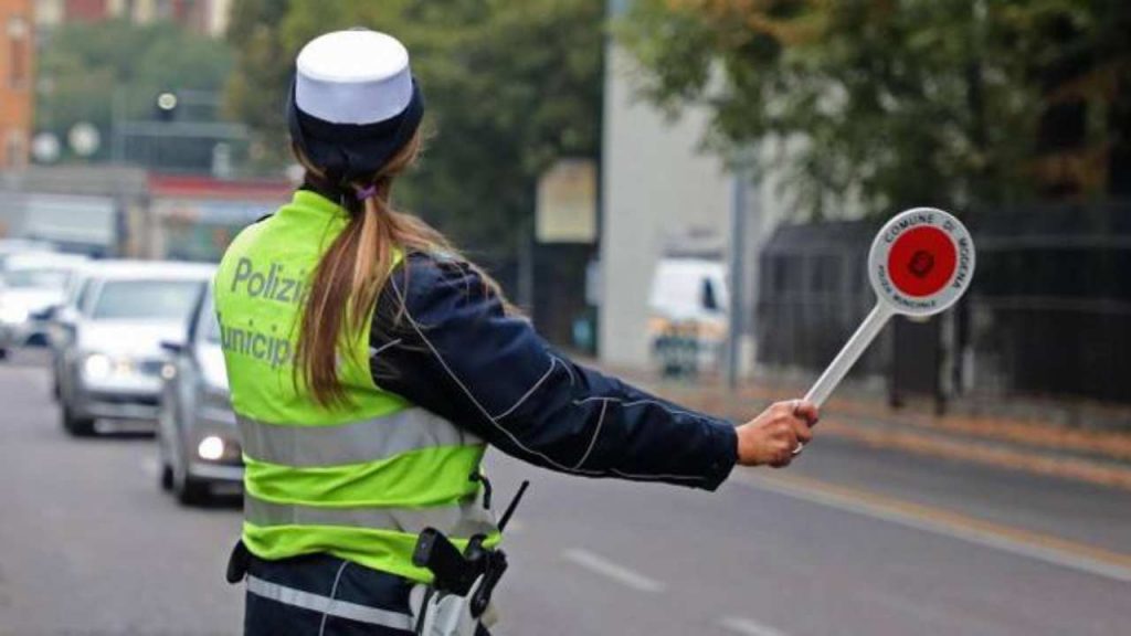 Blocchi del traffico, svelato il trucco per “aggirarli” e circolare liberamente I È tutto legale, devi guardare a questo