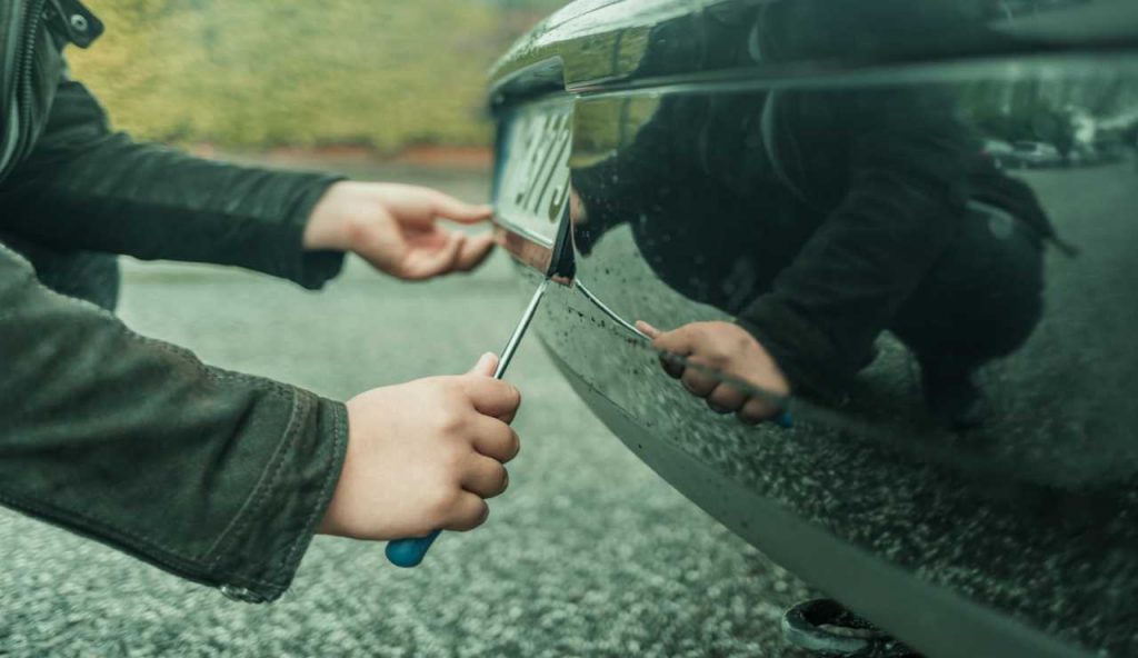 Targa auto, non puoi tenerla così: la multa la becchi immediata 