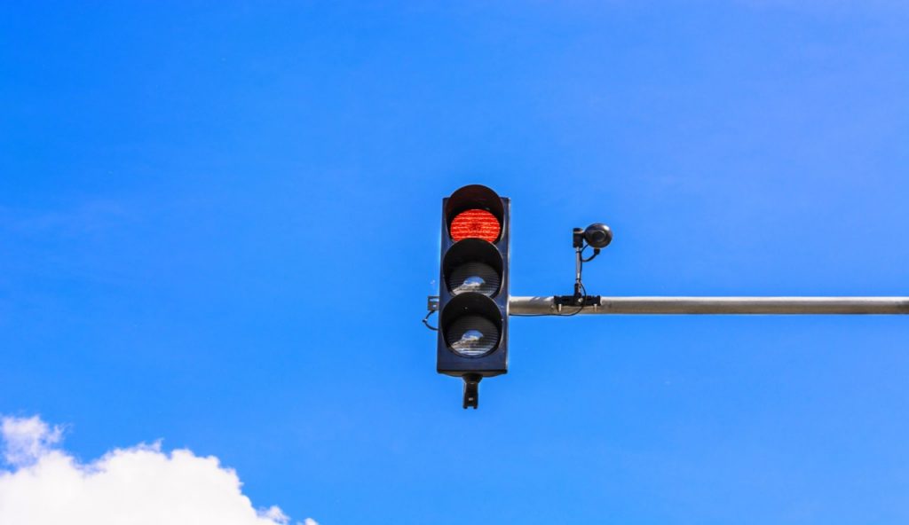 Telecamere al semaforo, per vedere se sono attive devi fare così: non farti beccare 