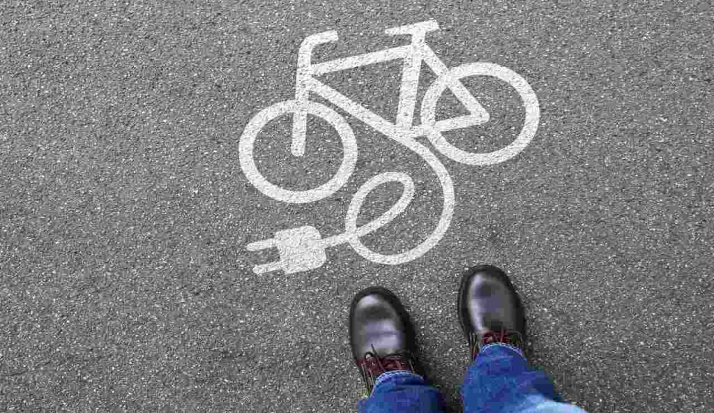 Bici elettriche, scatta l’obbligo: senza patente, targa e assicurazione non puoi usarle 