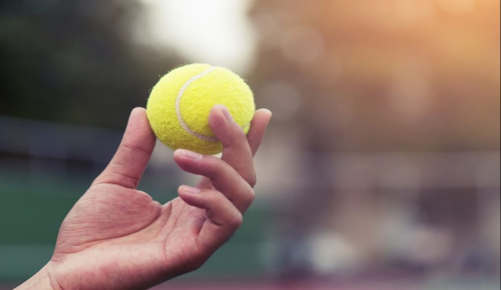 Benzina, ecco il trucco della pallina da tennis: risparmi tempo e soldi