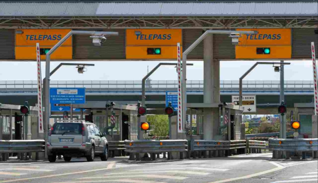 Telepass, la posizione in cui lo metti è sbagliata completamente: paghi doppio ogni volta che passi