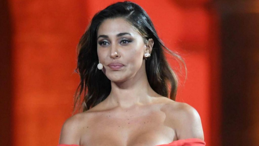 Belen Rodriguez, sul sedile dell’auto beccata così: la foto scandalo