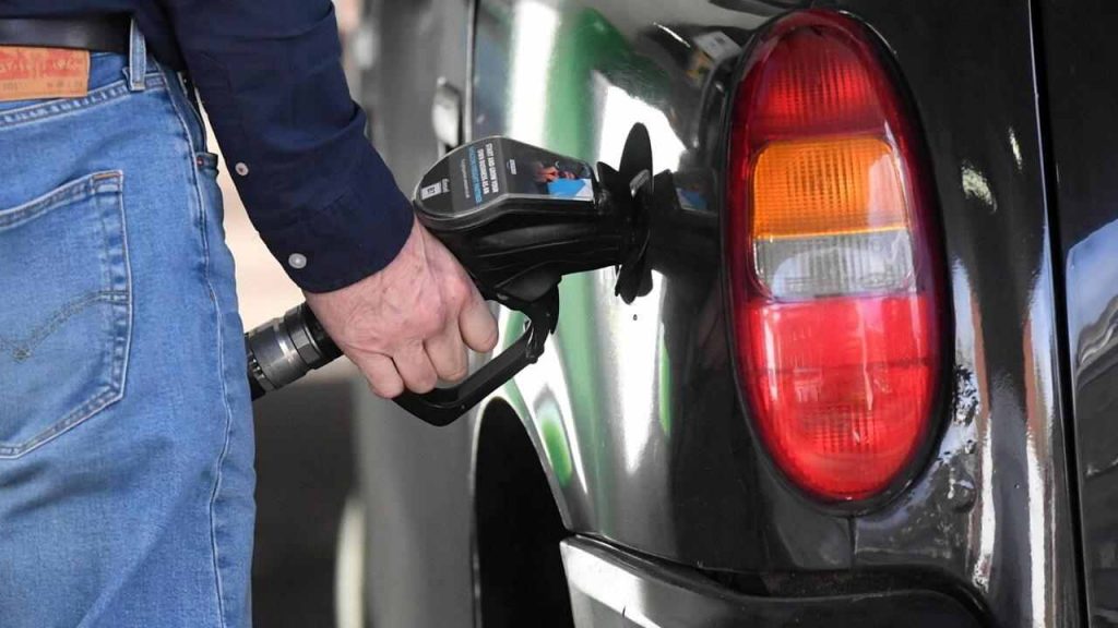 Pompa di benzina, sai a cosa serve quel gancio che hai sull’erogatore: da domani lo userai ogni giorno