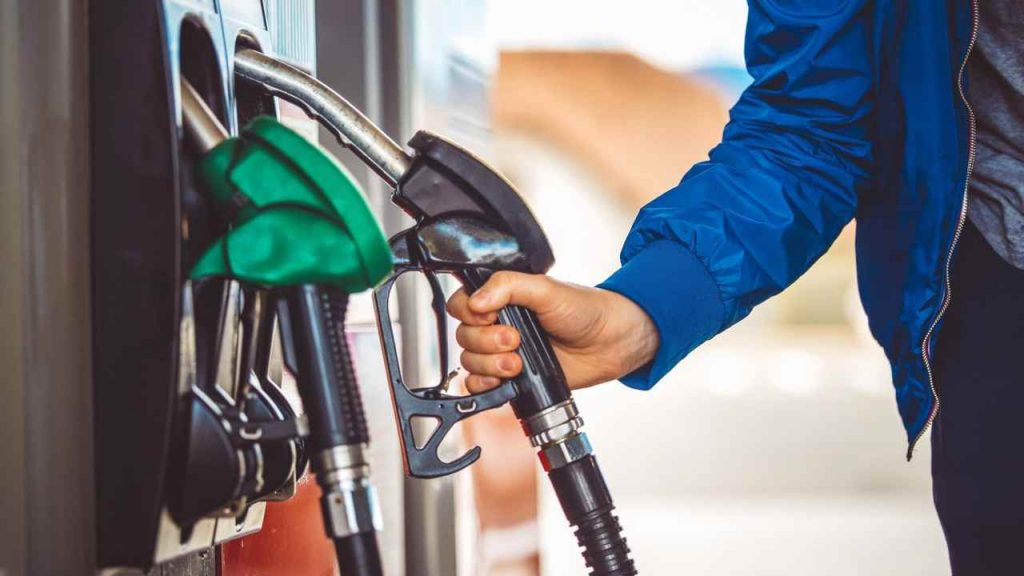 Pompa della benzina, quel gancio che vedi serve proprio a questo: nessuno lo sa ma è così