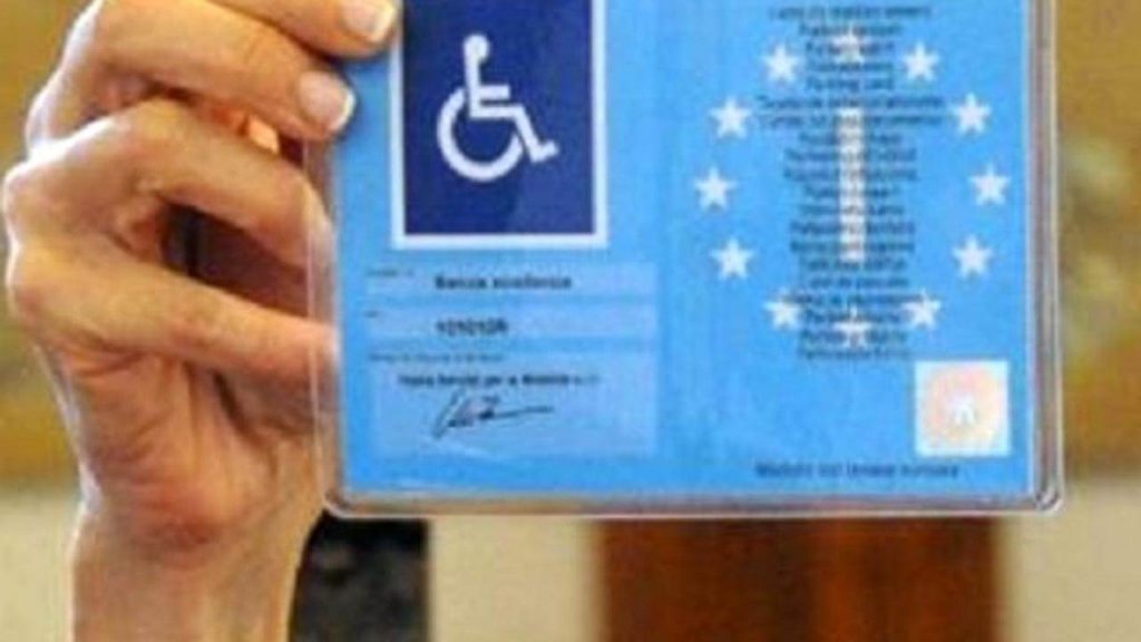 Disabili in auto, se fai la domanda così ti danno il contrassegno | È tutto vero