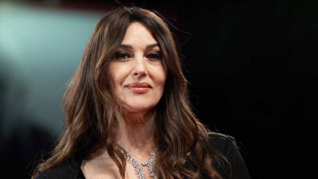 Monica Bellucci, avete visto il suo nuovo amore? giovanissima è paga sempre tutto lei