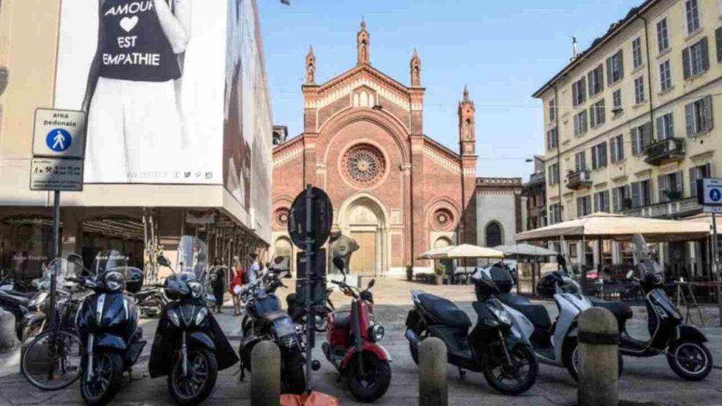 Moto, non puoi più parcheggiarlo in quel modo: se te lo vedono ti fanno la multa immediata