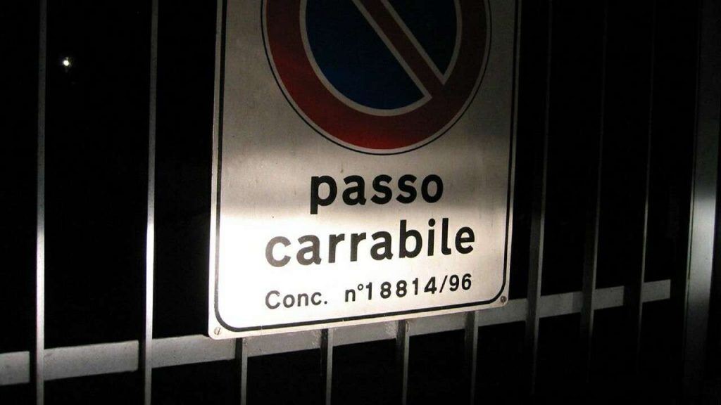 “Puoi parcheggiare tranquillamente”: Il passo carrabile non vale più se messo così