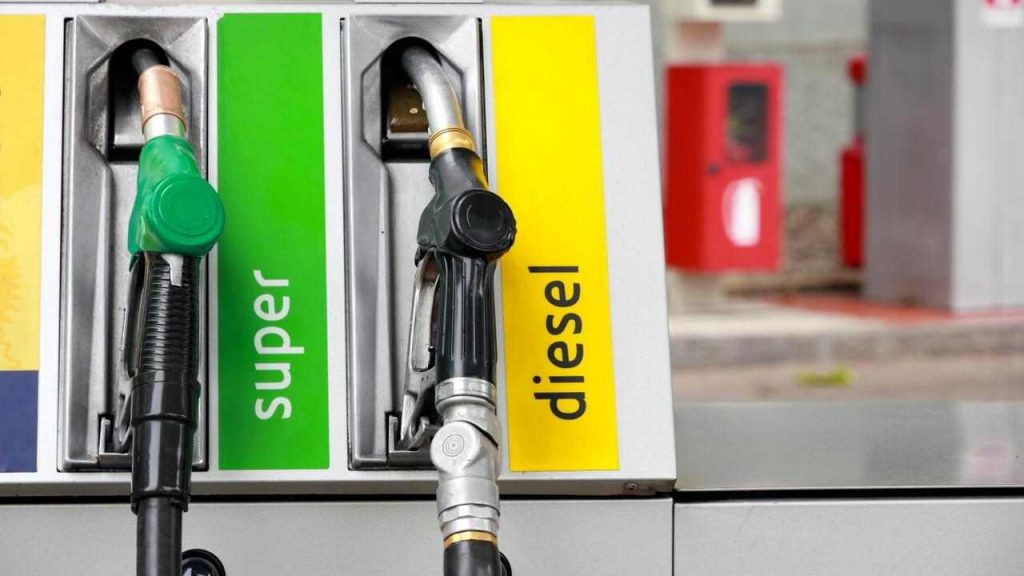 Benzina self-service, con questo piccolo trucco ti rubano i soldi: benzinai colpevoli