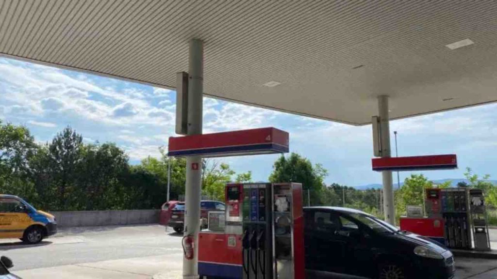 Benzina a 1,35€, tutti quanti volano a fare rifornimento qui: sta a due passi da casa