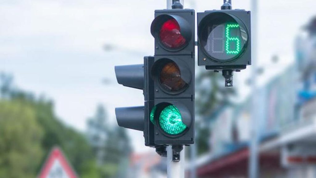 Semaforo, la legge non permette più di passare: se lo vedi così bloccati subito