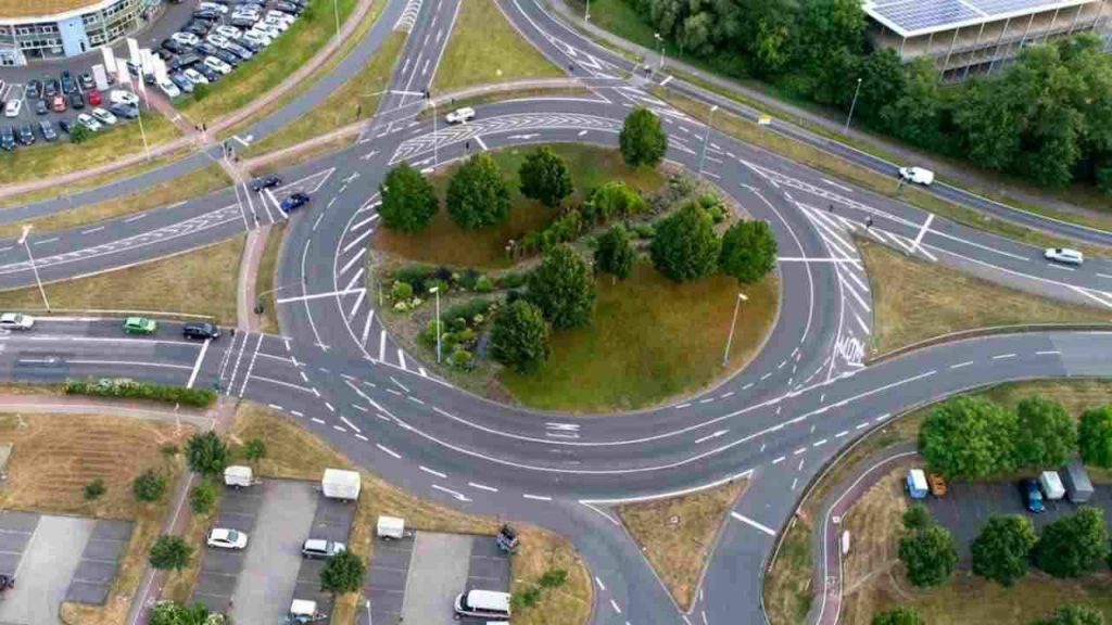 Rotatorie stradali, nessuno rispetta davvero la precedenza: secondo il Codice della strada devi darla così