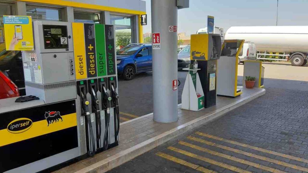 Distributori benzina, all’automatico paghi con 10€ e dalla carta ti tolgono 100€ I Possono farlo