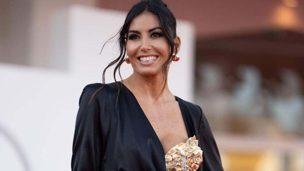 Elisabetta Gregoraci: non resiste alla tentazione mentre è in macchina I L’hanno beccata così