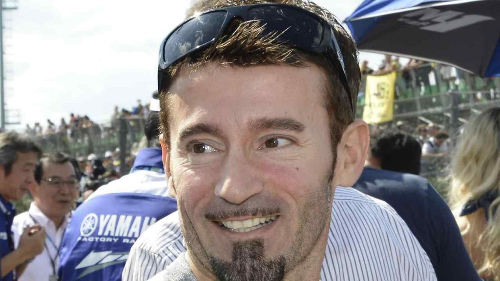 Max Biaggi, conosci la nuova fidanzata? È una ventenne bollente I Le foto in spiaggia sono a luci rosse