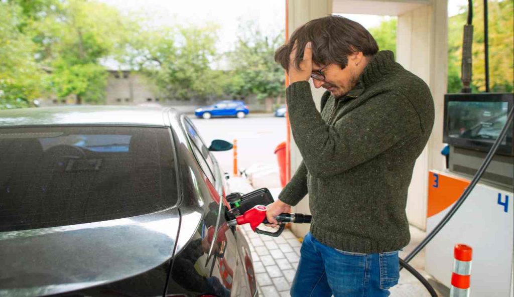 Carburante auto, finalmente saluti il benzinaio: non paghi più nulla mettendo questo liquido