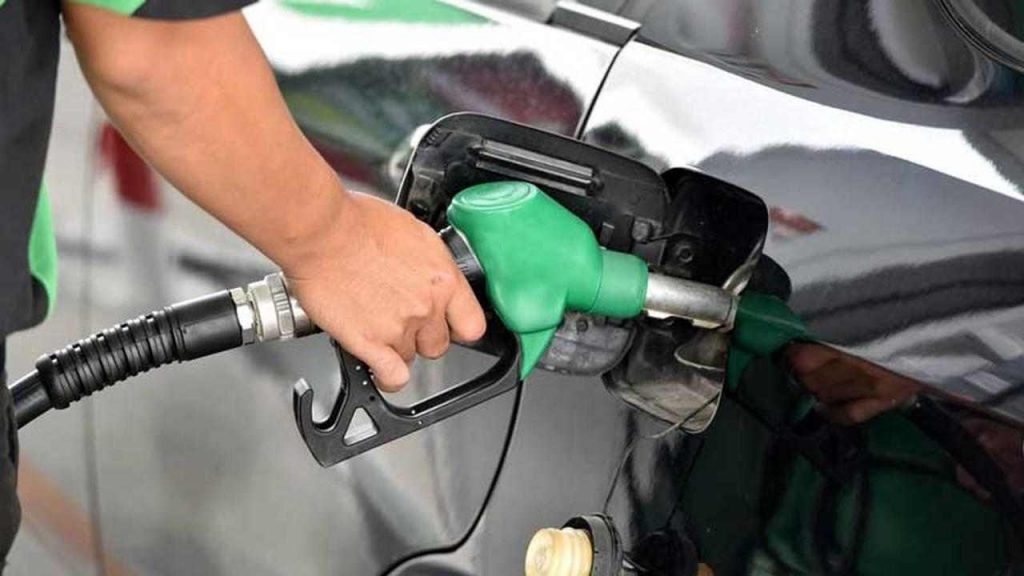 Benzina, vai al distributore in questi momenti precisi I Lo sanno in pochi: la paghi meno cara