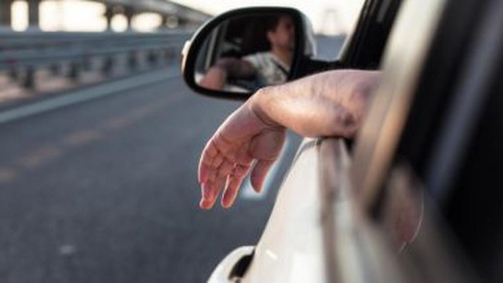 Posti di blocco, epidemia di multe: fanno questo controllo al finestrino I Stanno beccando tutti