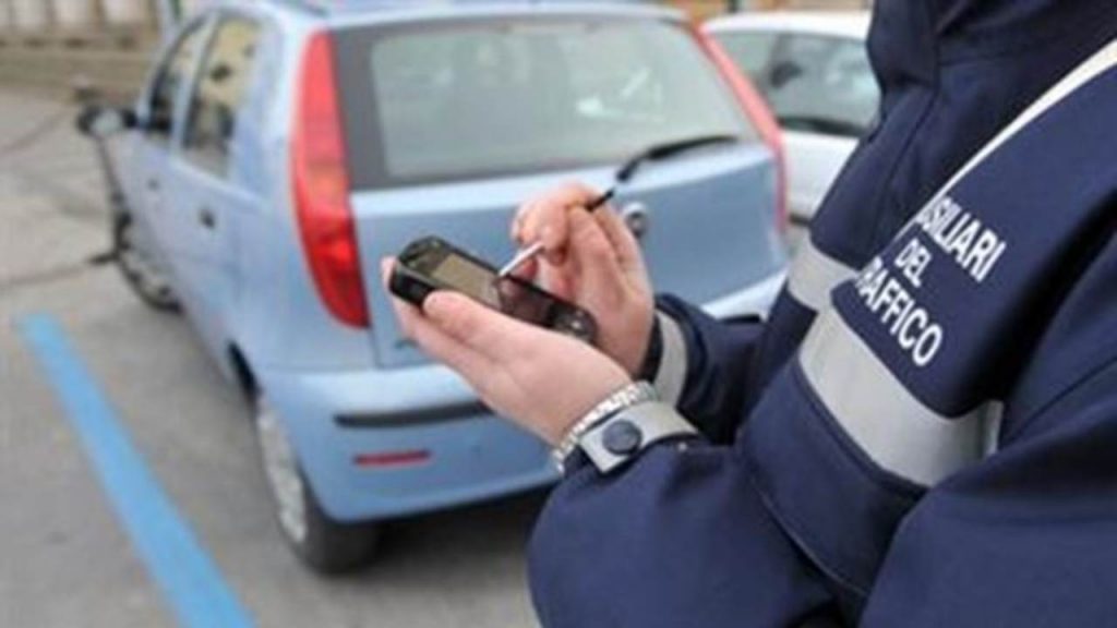 Parcheggi a pagamento, il dettaglio ti salva: la multa non la paghi più I Strisce blu gratis a vita