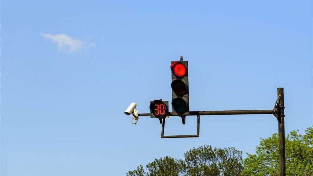 Semaforo rosso, da adesso ti sospendono la patente se lo fai I Non guidi per un mese