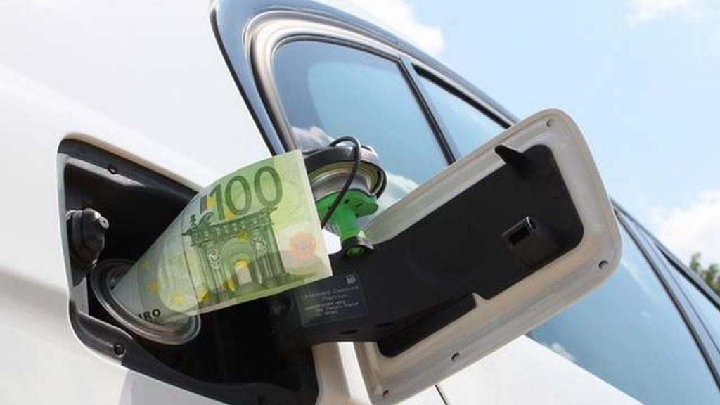 Caro benzina, automobilisti disperati: spendi centinaia di euro in più I La corsa dei prezzi non si blocca