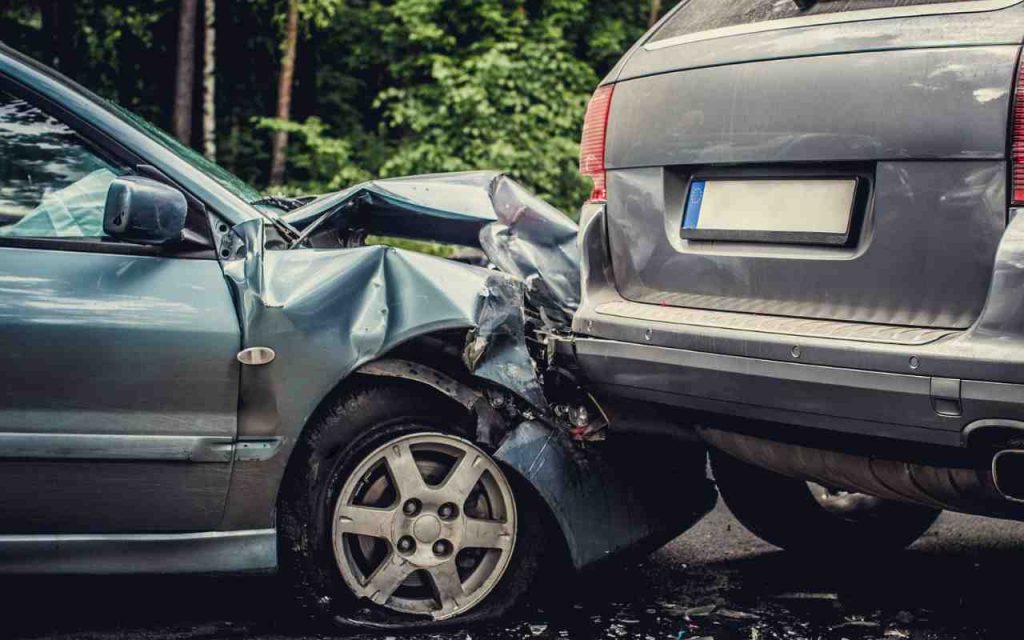 Uomini e donne, la vip va a sbattere con l’auto e distrugge tutto I Scioccante, resta solo la targa