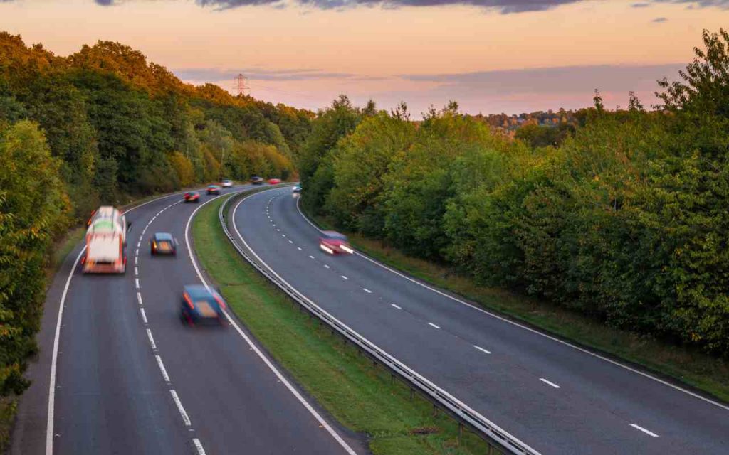 Autostrade, aboliti i limiti di velocità: “Anche se non piace a tutti…” | La decisione è ufficiale