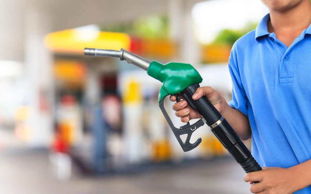 Benzina, corri a fare il pieno: ogni secondo che aspetti perdi soldi I Ti strappi i capelli