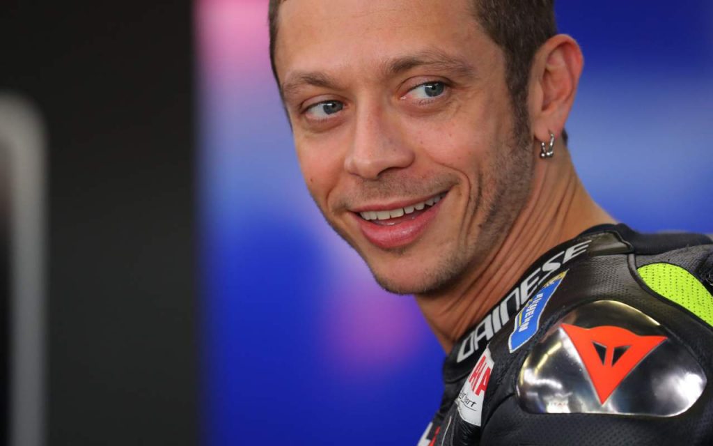 Valentino Rossi, il suo amore gli dedica tatuaggio a luci rosse I L’ha fatto proprio lì, la foto su Instagram