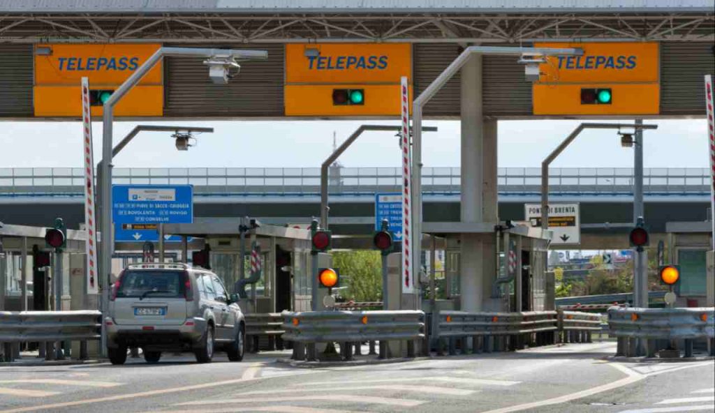 Telepass, quando vedi un motociclista prima di te controlla questo I La multa la fanno a te