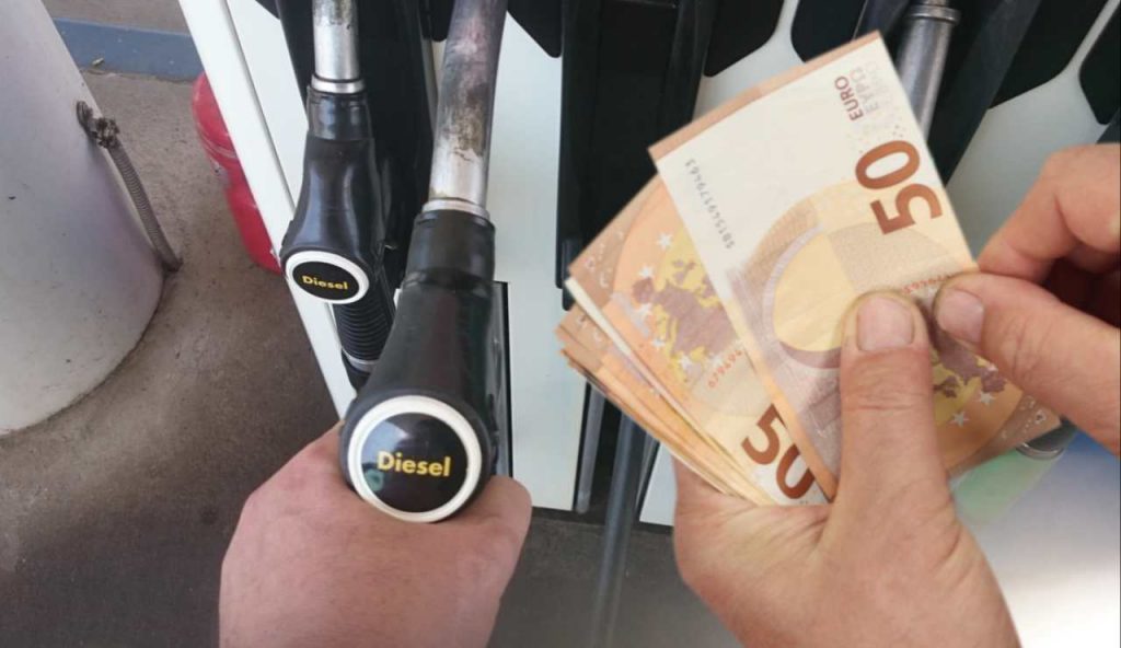 Caro benzina, col trucco del salto al distributore fai la benzina con lo sconto I Ci devono essere poche auto