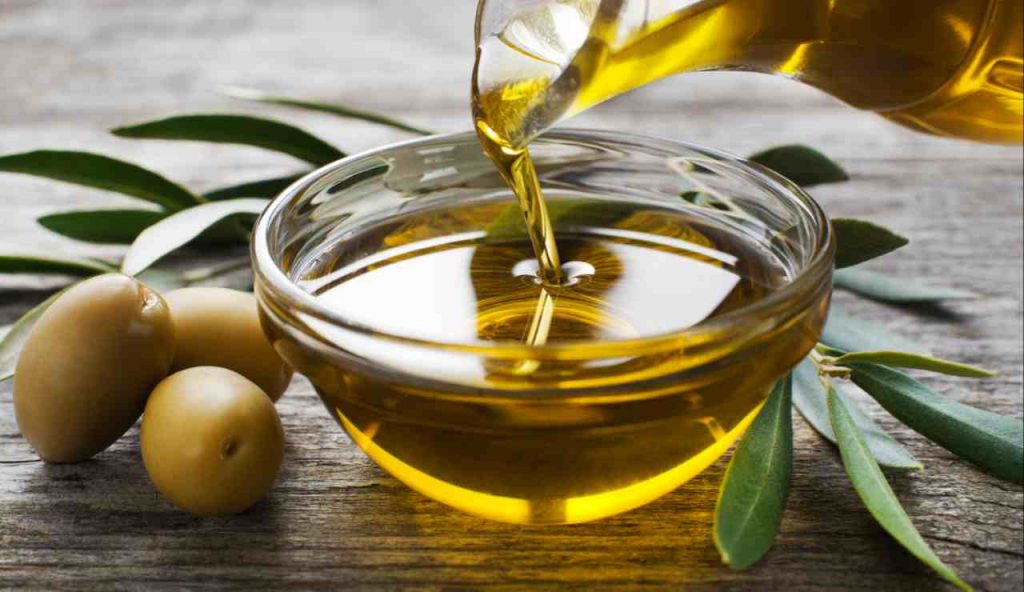 Parabrezza, tutti ci versano l’olio d’oliva I Il trucco è davvero eccezionale