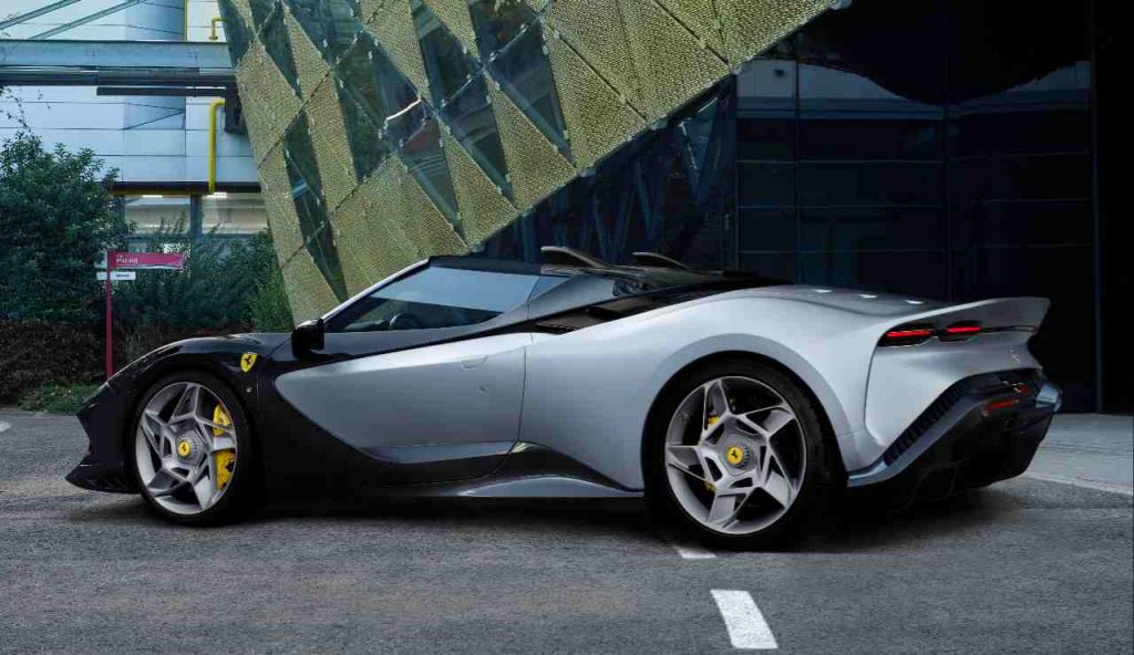 Ferrari, arriva la spider senza compromessi: la SP-8 è il nuovo fiore all’occhiello di Maranello