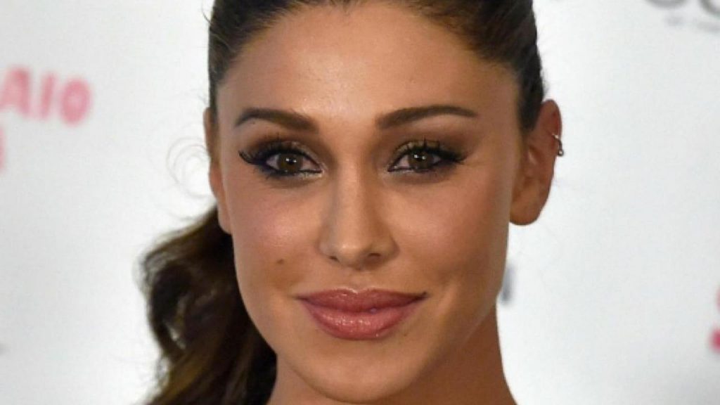 Belen Rodriguez, dopo l’addio a De Martino ecco la nuova fiamma caldissima: tutto muscoli e “pelle bianchissima”