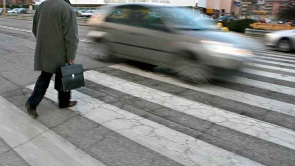 Limite di velocità in città a 70 km/h: i pedoni sono terrorizzati I È impossibile attraversare la strada