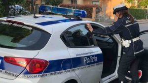 polizia-locale-segnala-auto-intestatata-a-prestanome-solomotori.it