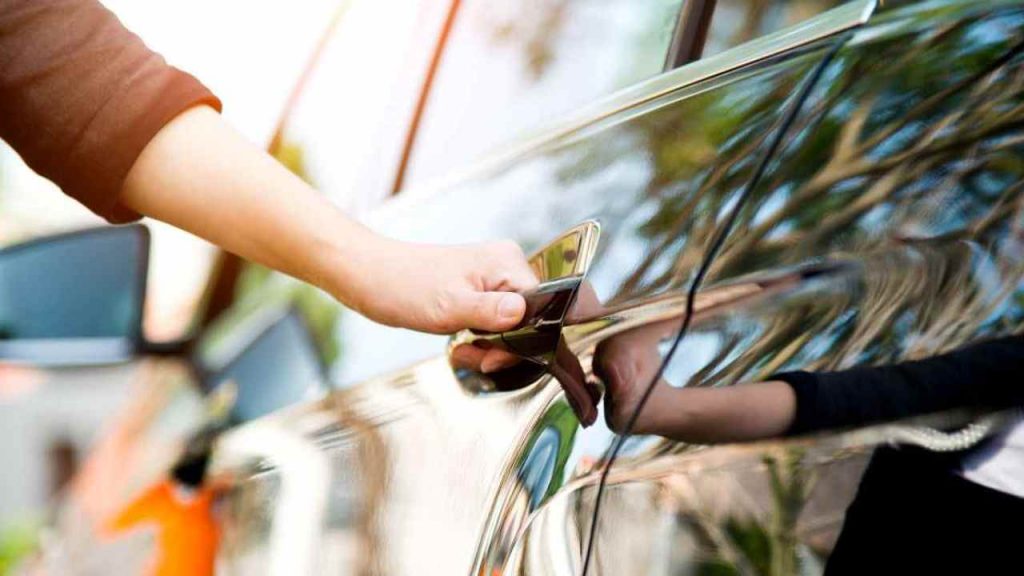 Portiera auto, qui c’è uno scomparto segreto clamoroso: usalo così da domani | Nessuno te l’aveva mai detto