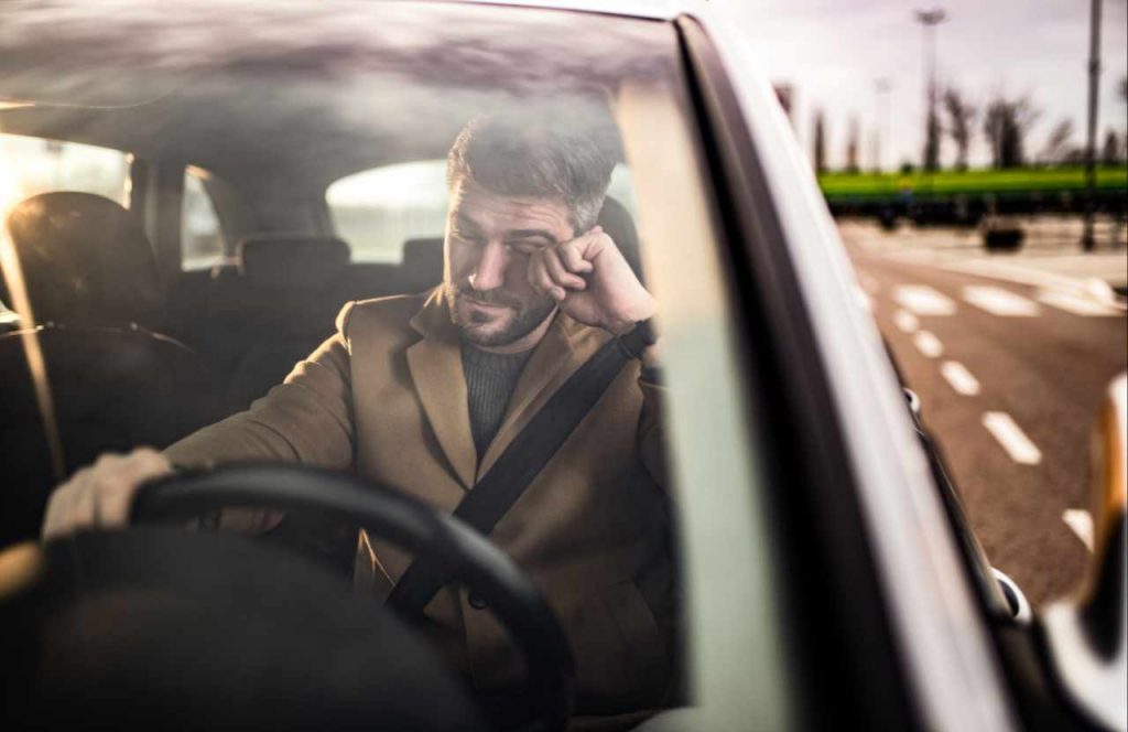 Incidenti auto, la nuova tecnologia ti salva dai colpi di sonno I La metteranno su tutte le strade