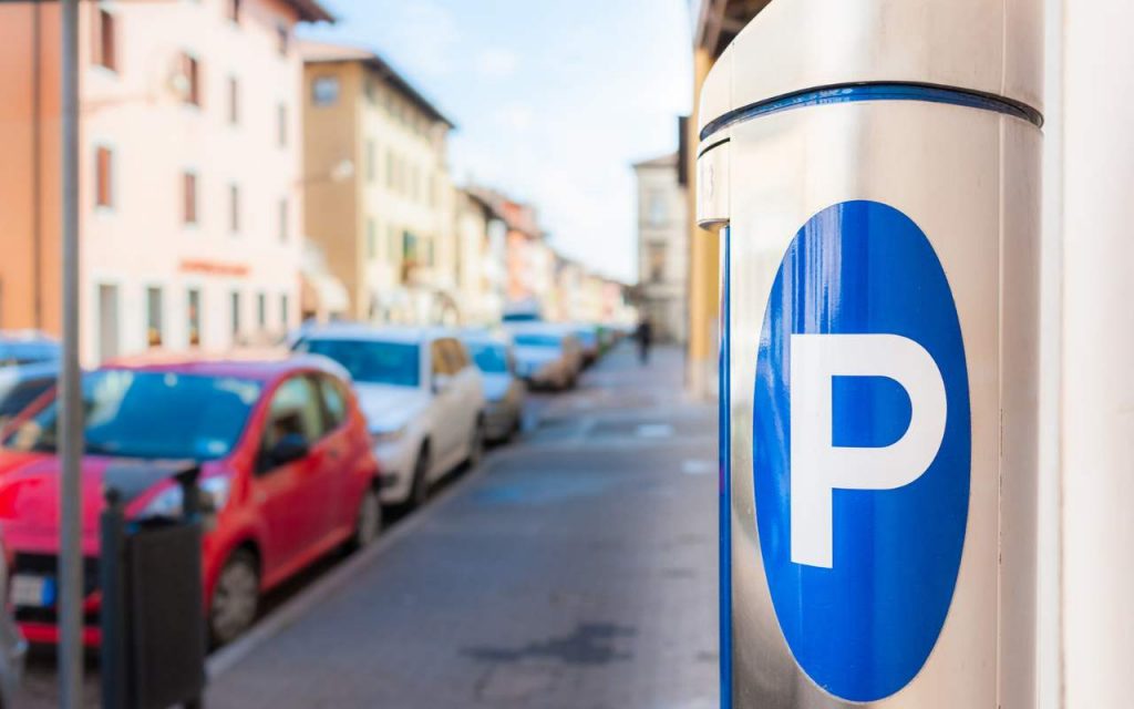 Strisce blu, i proprietari di queste auto pagano di più I Rivoluzione nei ticket dei parcheggi