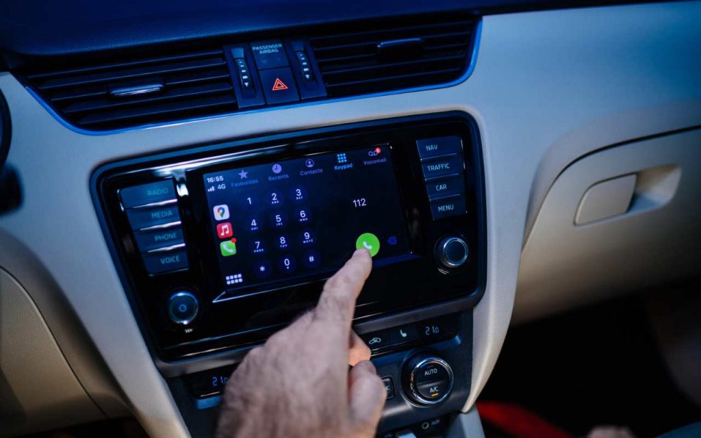 Codice della strada, la norma anti touch screen: ce l’hai davanti e non lo puoi usare