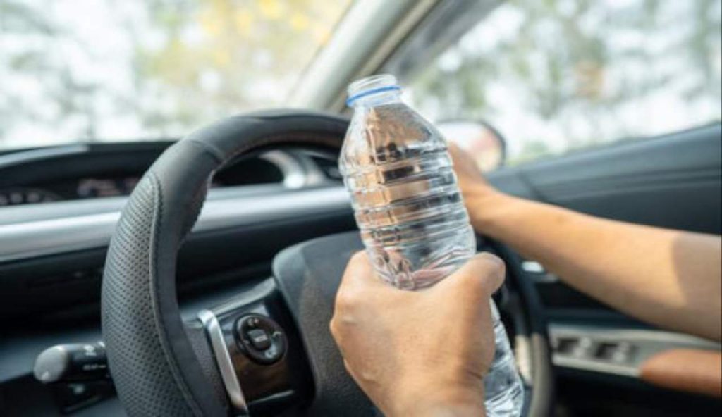 Bottiglie d’acqua in auto, non lasciarcele mai in inverno I Ti causa dei problemi enormi il giorno dopo