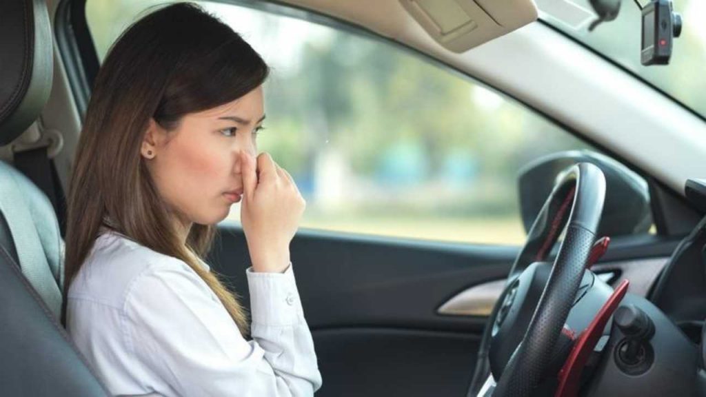 Auto, se senti questo odore fermati subito: stai consumando il 40% di benzina in più I Sei rovinato