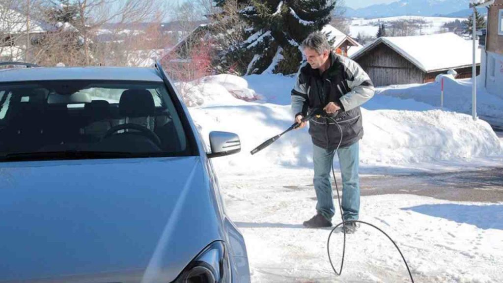 Pulizia auto, se la lavi in inverno la rovini I Danni enormi, ecco perché