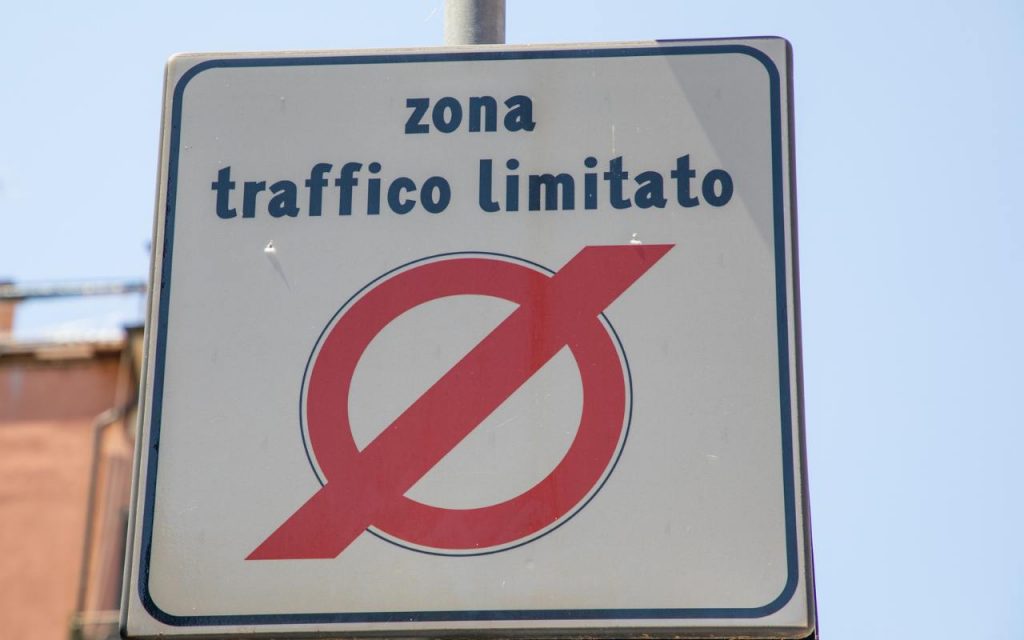 Nuove Ztl, centri abitati chiusi al traffico: la legge è passata I Obbligo devastante: circolazione bloccata