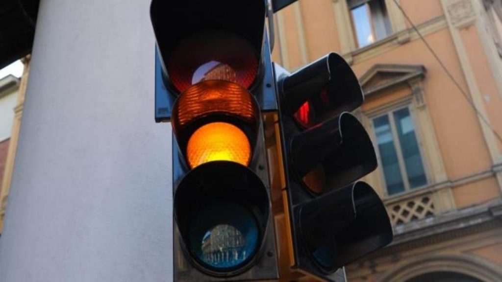 Semafori, addio ai tradizionali colori rosso-giallo-verde I Le ragioni dietro la rivoluzione